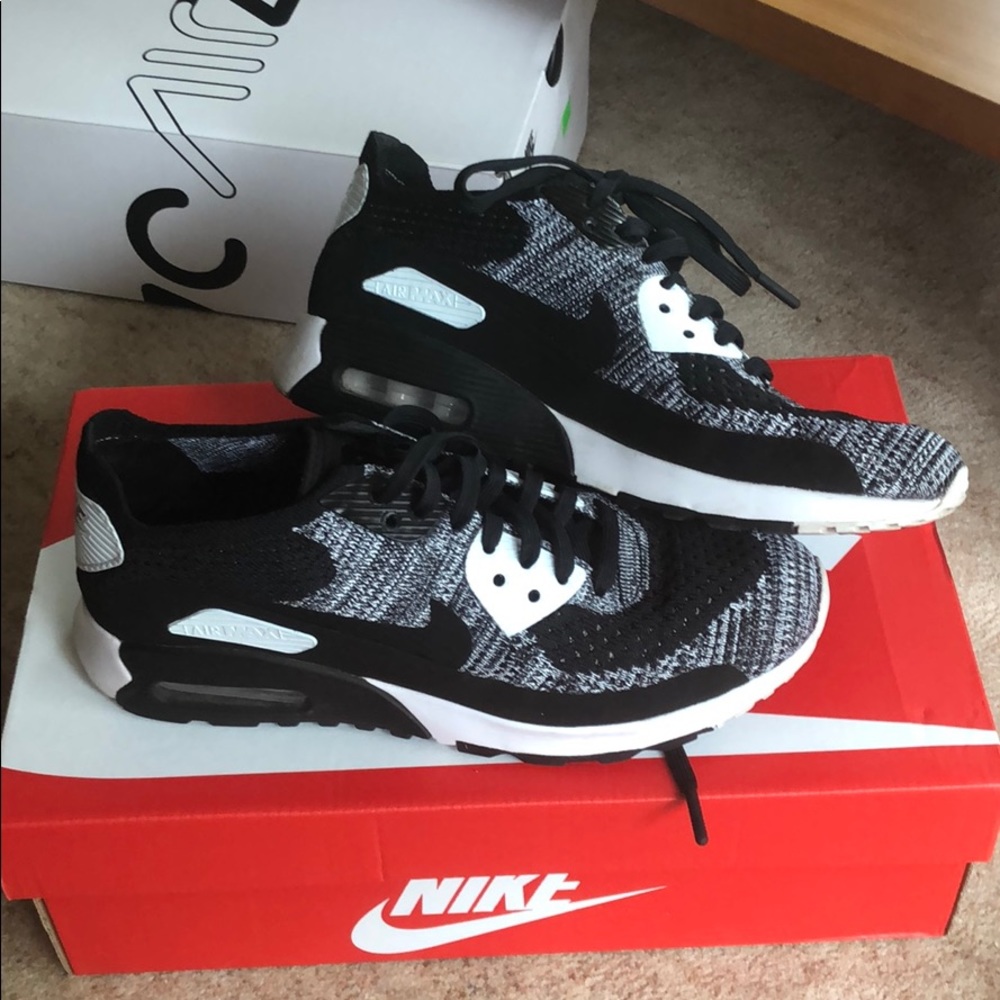 Nike Women’s air max flyknit
